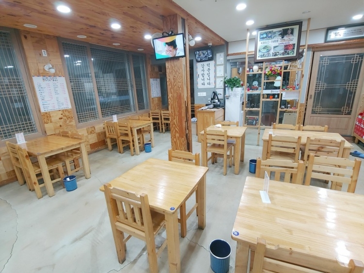나무 탁자와 의자가 놓인 홀
